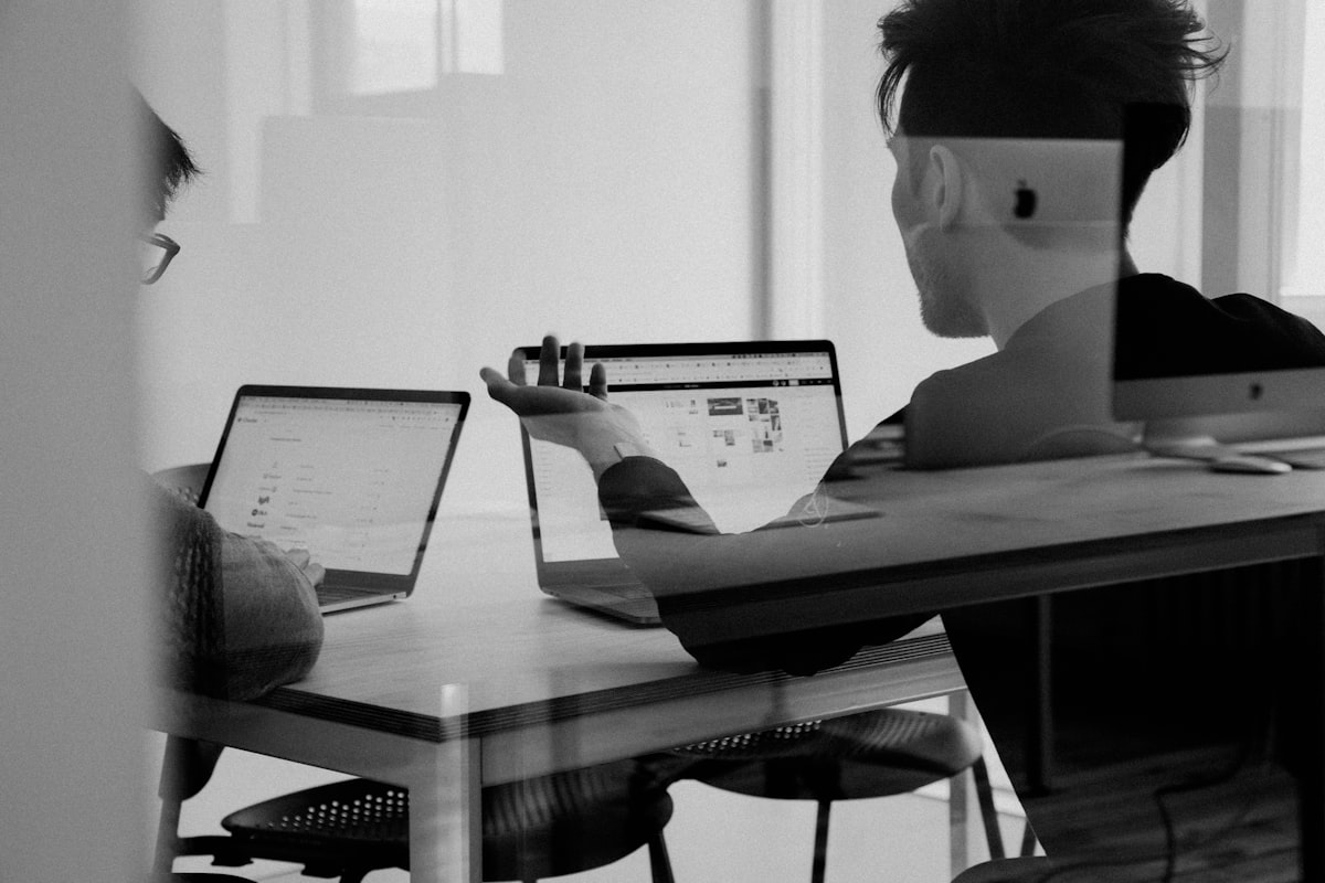 Equipe analisando indicadores financeiros